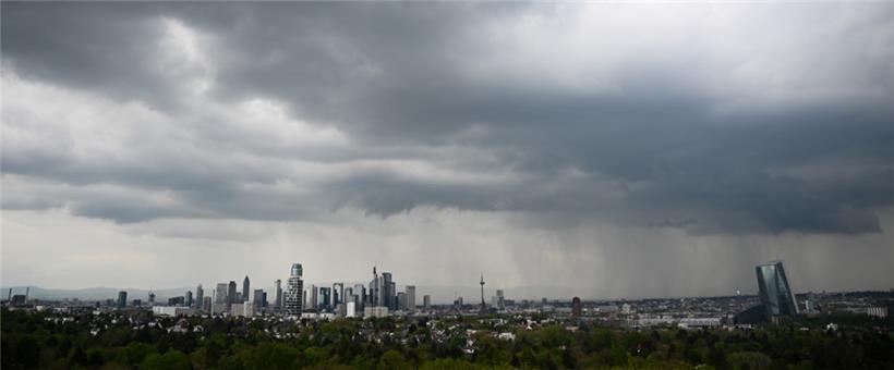 Ein Mann hat in Frankfurt am Main einen Bettler erstochen, um verhaftet zu werden
