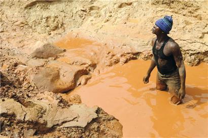 Ein Mann in einer Goldmine im Kongo (2009). Unternehmen sollen in Zukunft wissen, wie ihre Zulieferer arbeiten.
