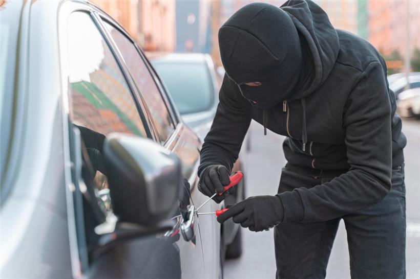Ein Mann konnte nach Einbruch in ein Auto kurze Zeit später von der Polizei gestellt werden
