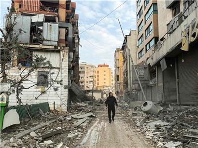 Ein Mann läuft zwischen zerstörten Gebäuden inmitten des Stadtteils Mcharafieh im Süden von Beirut