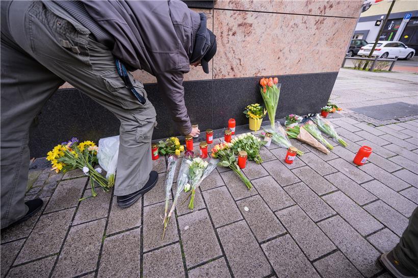 Ein Mann legt am Heumarkt in unmittelbarer Nähe eines Tatorts Blumen ab: Neun Menschen mit Migrationshintergrund wurden einfach hingerichtet, sechs zum Teil schwer verletzt
