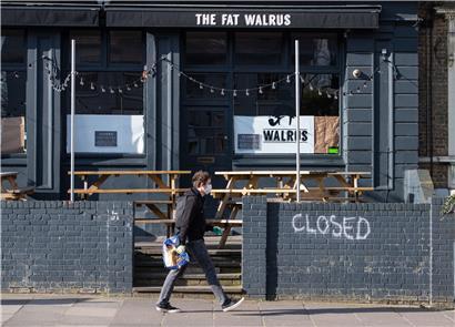 Ein Mann mit Mundschutz geht an einer geschlossenen Kneipe in New Cross im Süden Londons vorbei. In Großbritannien werden zur Eindämmung der Covid-19-Pandemie alle Pubs, Bars, Restaurants und Cafés geschlossen. Auch Nachtklubs, Theater, Kinos, Freizeitzentren und Sportstudios dürften nicht mehr betrieben werden.

