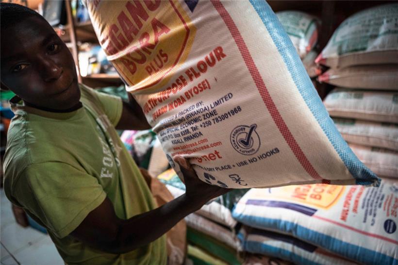 Ein Mann mit einem Sack Weizenmehl in einem Geschäft in Kigali, Ruanda: UN-Generalsekretär Antonio Guterres schließt „einen Zusammenbruch des globalen Ernährungssystems“ nicht mehr aus
