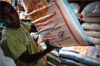 Ein Mann mit einem Sack Weizenmehl in einem Geschäft in Kigali, Ruanda: UN-Generalsekretär Antonio Guterres schließt „einen Zusammenbruch des globalen Ernährungssystems“ nicht mehr aus

