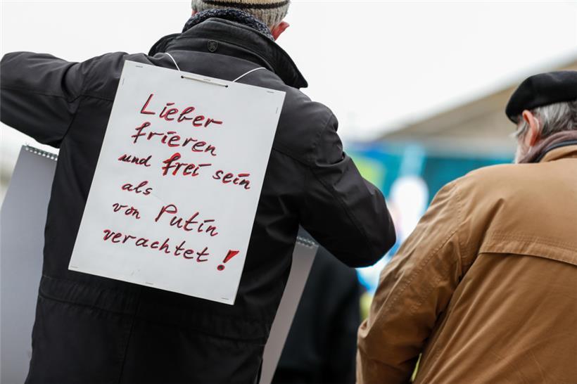 Ein Mann protestiert am 6.3. in Berlin mit einem Schild auf dem Rücken, auf dem steht „Lieber frieren und frei sein als von Putin verachtet!“, gegen Gaslieferungen aus Russland
