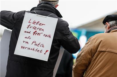 Ein Mann protestiert am 6.3. in Berlin mit einem Schild auf dem Rücken, auf dem steht „Lieber frieren und frei sein als von Putin verachtet!“, gegen Gaslieferungen aus Russland
