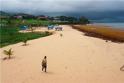 Ein Mann spaziert am 17. Juli 2022 über einen Strand in Freetown
