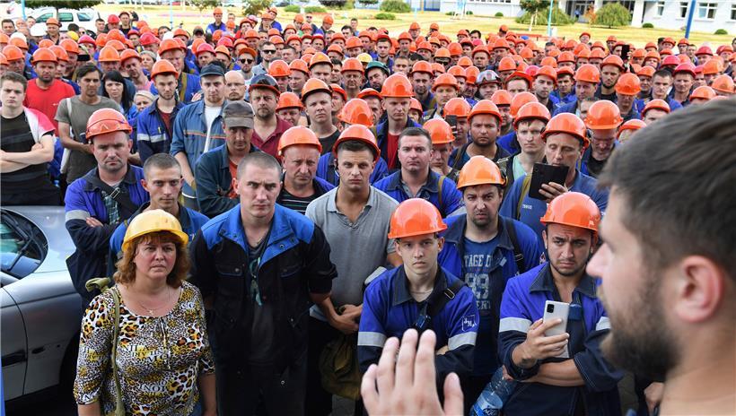Ein Mann spricht in Grodno zu Arbeitern, die gerade aus dem Chemiewerk Azot gekommen sind: Erstmals sind belarussische Behörden auf die Opposition zugegangen, doch Lukaschenko hält weiter dagegen
