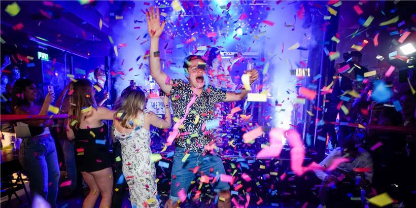 Ein Mann springt auf die Tanzfläche kurz nach der Wiedereröffnung im „The Piano Works“ in Farringdon, London. Die Nachtclubs des Landes öffnen zum ersten Mal seit 17 Monaten wieder, da fast alle Vorschriften zum Schutz vor dem Coronavirus aufgehoben werden sollen. 
