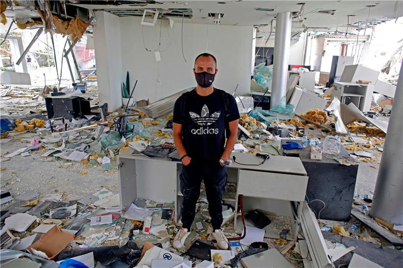 Ein Mann steht in seinem zerstörten Büro in Beirut
