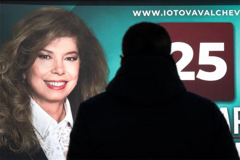 Ein Mann steht vor einem Wahlplakat für die Präsidentschaftswahlen der Amtsinhaberin Ilijana Jotowa in Sofia 