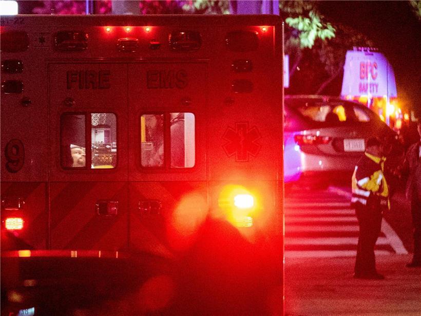 Ein Mann wird vor dem Hilton in einer Ambulanz versorgt