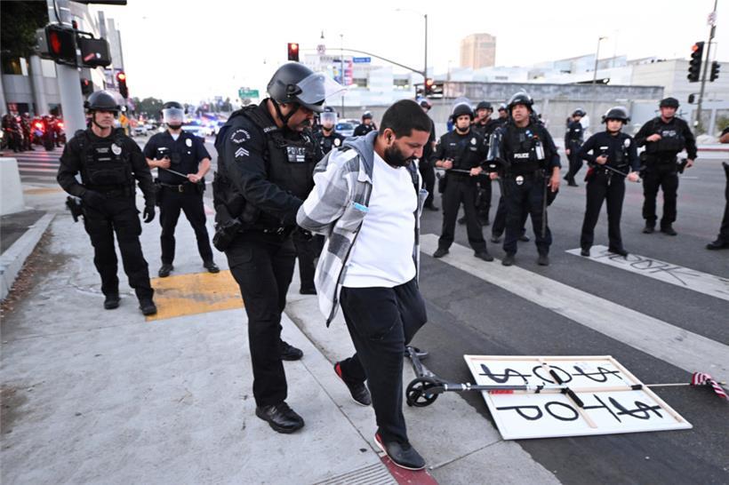 Ein Mann wird während eines Protests in Gewahrsam genommen
