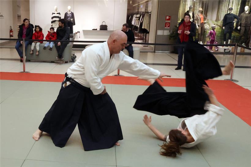 Ein Mann wirft eine Frau zu Boden. In diesem Fall aber in Ordnung: Der Boden ist...