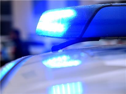 Mann nachts auf Kirchberg lebensgefährlich verletzt, Einsatzkräfte vor Ort, Unfallstelle beleuchtet