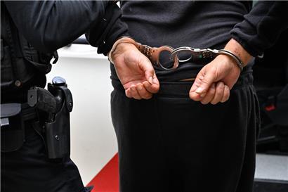 Ein Mann wurde in der Nacht auf Samstag mit drei Stichverletzungen am Oberkörper verletzt
