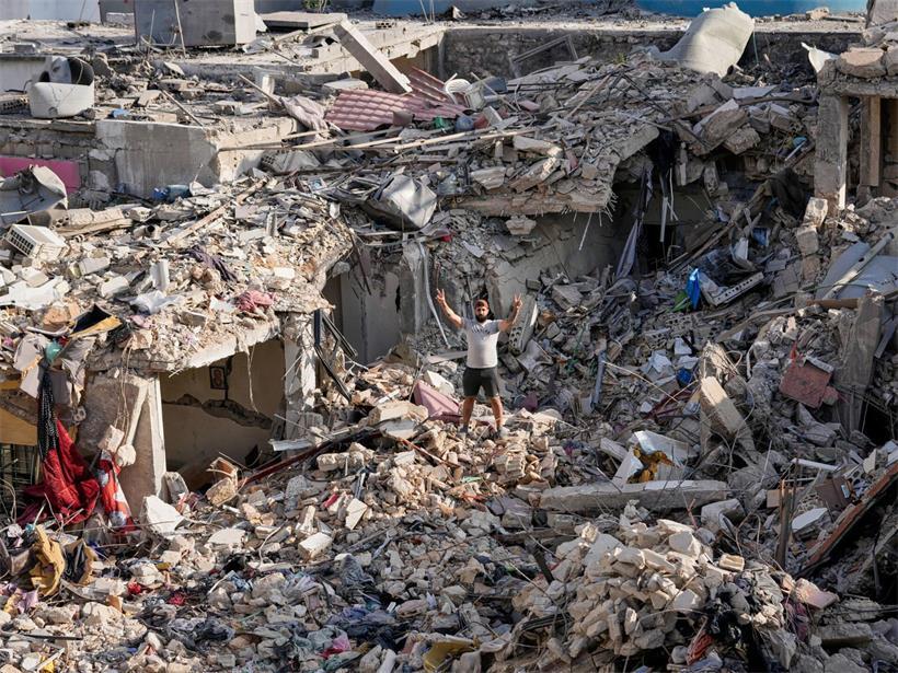 Mann im Südlibanon zeigt Victory-Zeichen auf Trümmern seines Hauses nach erstem Waffenstillstandsabkommen USA-Iran