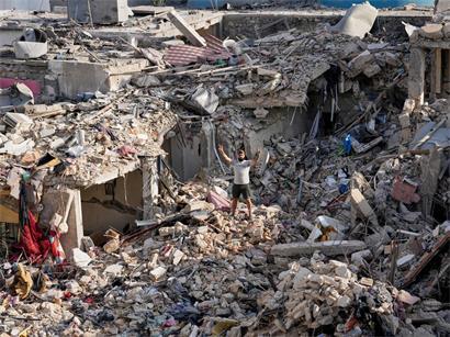 Mann im Südlibanon zeigt Victory-Zeichen auf Trümmern seines Hauses nach erstem Waffenstillstandsabkommen USA-Iran