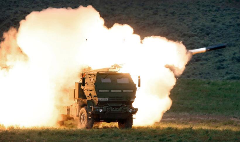 Ein Mehrfachraketenwerfer vom Typ HIMARS (High Mobility Artillery Rocket System) fährt während eines Kampftrainings in der Hochwüste des Yakima Training Center in Washington (Archivbild von 2011).
