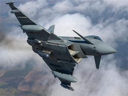 Ein Mehrzweckkampfflugzeug vom Typ „Eurofighter Typhoon“ der italienischen Luftwaffe nimmt an der NATO Baltic Air Policing Mission teil