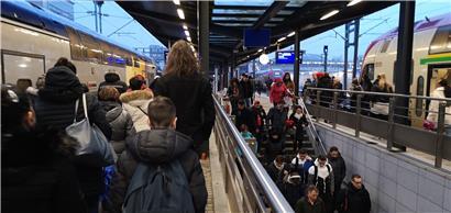 Ein Menschenstrom ergießt sich aus dem Zug in den Luxemburger Hauptbahnhof
