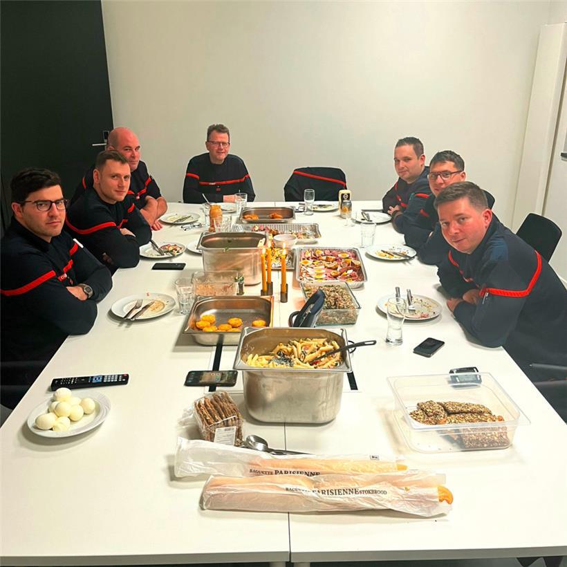 Ein Menü mit Bratkartoffeln und allerlei Salatsorten gab es für die Einsatzkräfte
