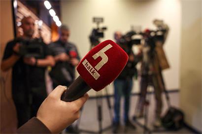 Ein Mikrofon des Nachrichtensenders Halk TV, der am Mittwoch von der türkischen Regierung übernommen wurde