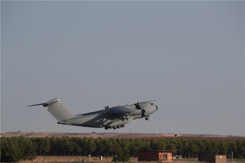 Ein Militärflugzeug von Typ A400M der spanischen Streitkräfte startet am Mittwoch vom Luftwaffenstützpunkt Torrejon de Ardoz bei Madrid nach Dubai
