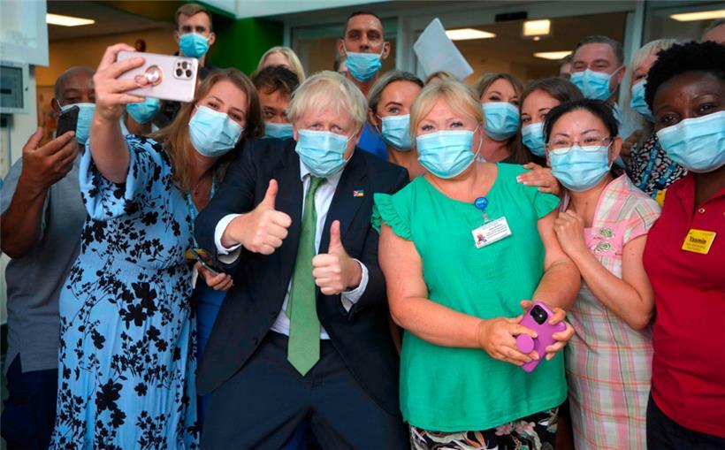 Ein „Mini-Trump“ war er nicht: Boris Johnson posiert Ende August mit Krankenhauspersonal in London
