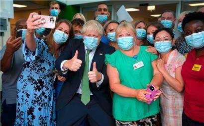 Ein „Mini-Trump“ war er nicht: Boris Johnson posiert Ende August mit Krankenhauspersonal in London
