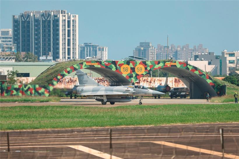 Ein Mirage-2000-Kampfjet der taiwanesischen Luftwaffe steht am 14. Oktober auf dem Rollfeld eines Luftwaffenstützpunkts in Hsinchu
