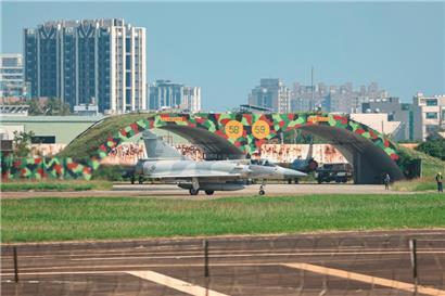 Ein Mirage-2000-Kampfjet der taiwanesischen Luftwaffe steht am 14. Oktober auf dem Rollfeld eines Luftwaffenstützpunkts in Hsinchu
