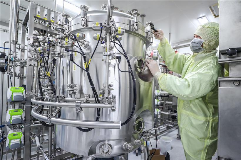 Ein Mitarbeiter arbeitet an einer Impfstoff-Produktionsanlage der China National Pharmaceutical Group (Sinopharm). 
