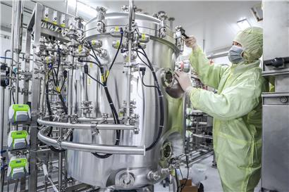 Ein Mitarbeiter arbeitet an einer Impfstoff-Produktionsanlage der China National Pharmaceutical Group (Sinopharm). 
