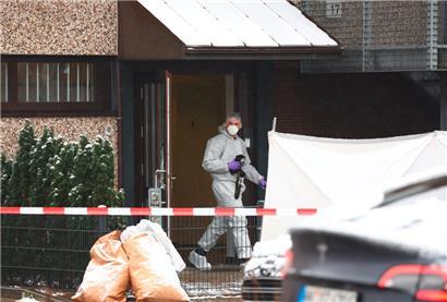 Ein Mitarbeiter der Spurensicherung kommt aus dem Versammlungsgebäude der Zeugen Jehovas im Hamburger Stadtteil Alsterdorf. Bei Schüssen in einer Veranstaltung der Zeugen Jehovas sind am Donnerstagabend mehrere Menschen getötet und einige Personen verletzt worden.
