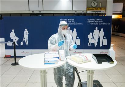 Ein Mitarbeiter des Deutschen Roten Kreuzes (DRK) steht am Hamburger Flughafen während eines Pressetermins mit einem Test-Wattestäbchen in einem Corona-Testzentrum. In Saarbrücken hat nun auch ein Testzentrum für Reiserückkehrer eröffnet.

