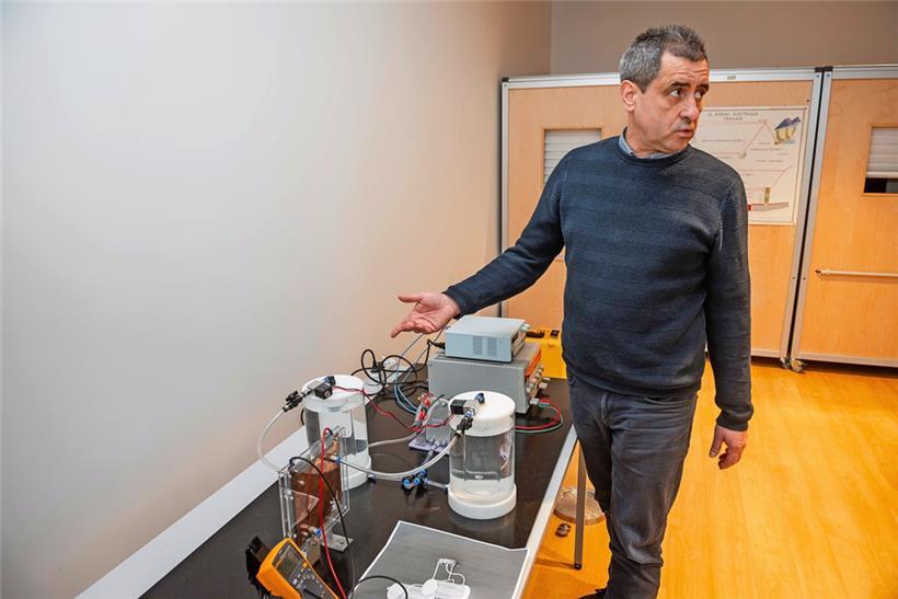 Ein Mitarbeiter des Science Center erklärt, wie der Prototyp für die neue Wasser...