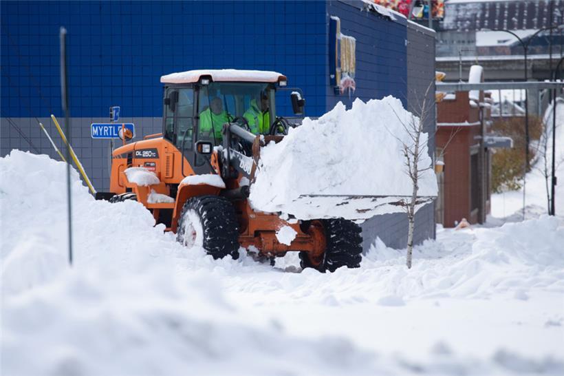 Ein Mitarbeiter des Winterdienstes räumt Schnee an der Myrtle Street. Heftige Schneefälle sorgen in Teilen des US-Bundesstaates New York für Chaos.
