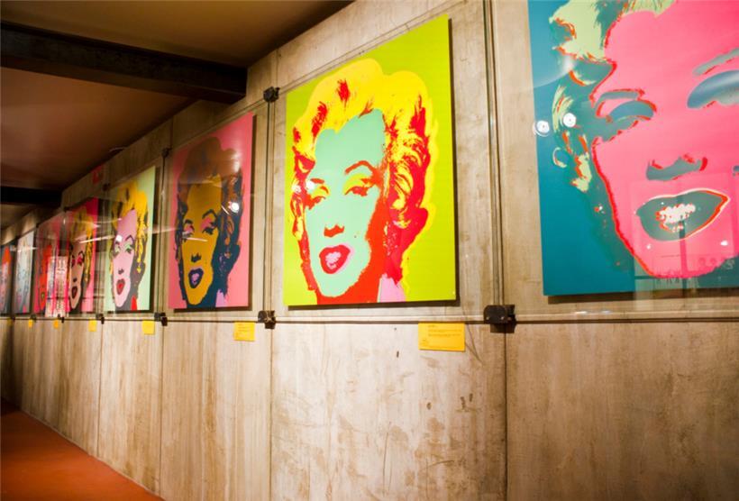 Ein Mitarbeiter einer niederländischen Stadtverwaltung hat wahrscheinlich versehentlich ein Werk des Pop-Art-Künstlers Andy Warhol als Müll entsorgt
