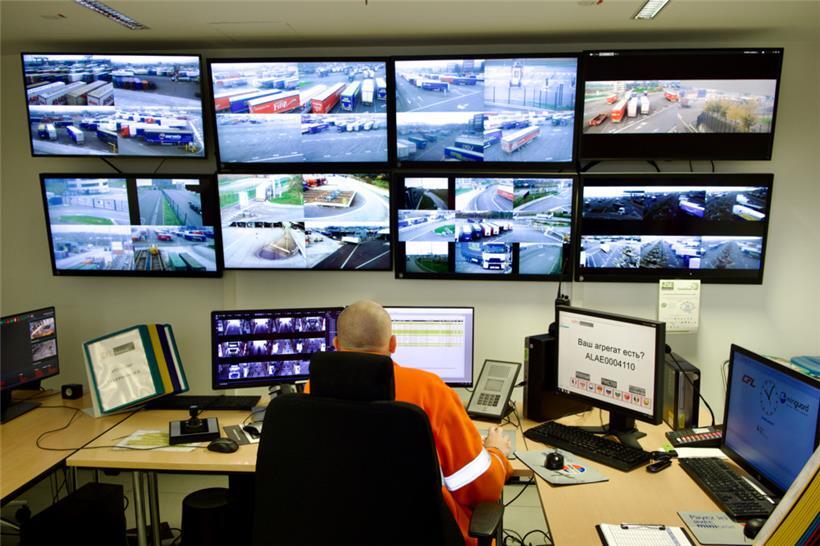 Ein Mitarbeiter kontrolliert und unterstützt den Einlass der Lkws