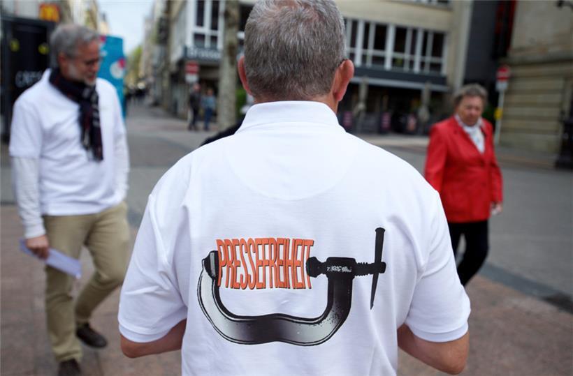 Ein Mitglied der „Association luxembourgeoise des journalistes professionnels“ (ALJP) beim Internationalen Tag der Pressefreiheit im Jahr 2018 in Luxemburg-Stadt

