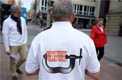 Ein Mitglied der „Association luxembourgeoise des journalistes professionnels“ (ALJP) beim Internationalen Tag der Pressefreiheit im Jahr 2018 in Luxemburg-Stadt

