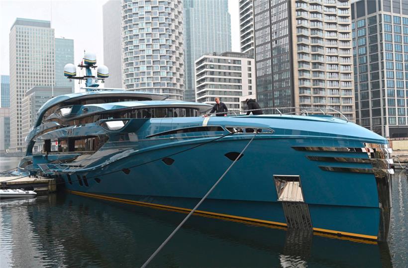 Ein Mitglied der Besatzung putzt den Bug von Witali Koschetkows Superyacht „PHI“, die von einer Einheit der britischen National Crime Agency (NCA) in einem Dock im Finanz- und Geschäftsviertel Canary Wharf im Osten Londons beschlagnahmt wurde
