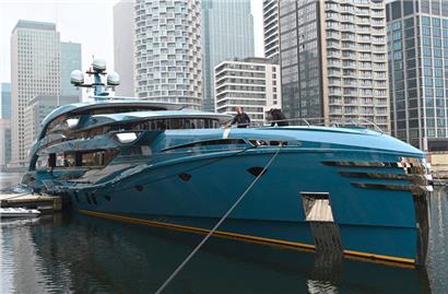 Ein Mitglied der Besatzung putzt den Bug von Witali Koschetkows Superyacht „PHI“, die von einer Einheit der britischen National Crime Agency (NCA) in einem Dock im Finanz- und Geschäftsviertel Canary Wharf im Osten Londons beschlagnahmt wurde
