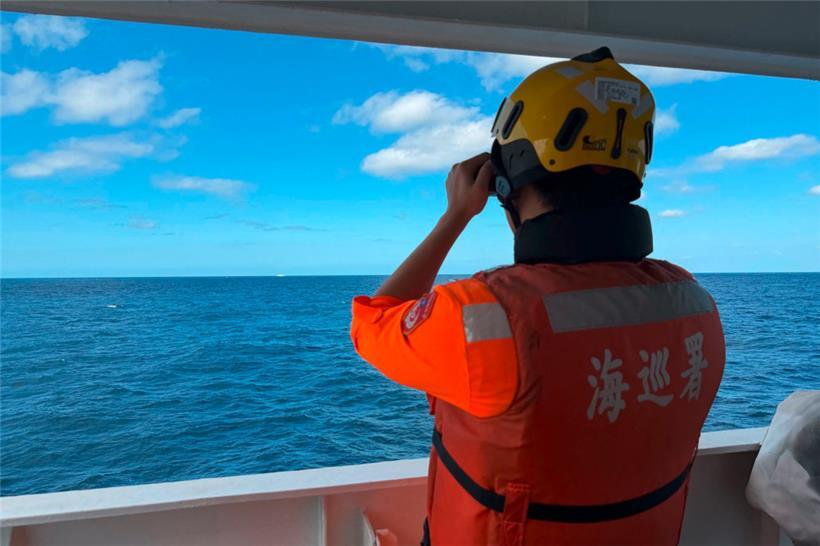 Ein Mitglied der Küstenwache beobachtet das chinesische Küstenwachschiff Nr. 1303 vom Patrouillenboot „Yilan” der CGA aus, 23 Seemeilen nordwestlich der Insel Pengjia
