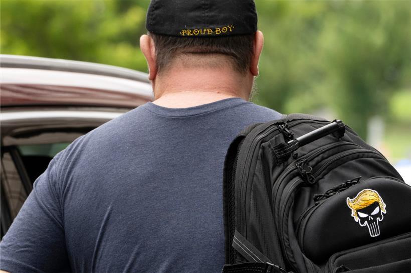 Ein Mitglied der Proud Boys, einer rechtsextremen Gruppe, verlässt am 31. August das Bundesgericht in Washington. 
