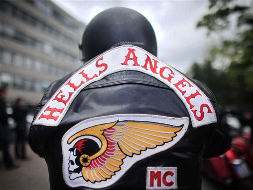 Mitglied der Hells Angels bei Protestkorso, 1.200 Polizisten im Einsatz bei großangelegter Razzia
