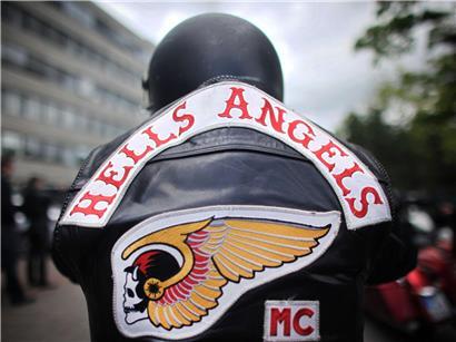Mitglied der Hells Angels bei Protestkorso, 1.200 Polizisten im Einsatz bei großangelegter Razzia