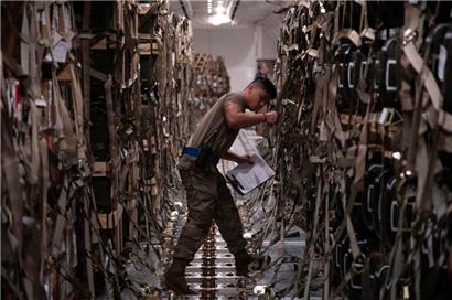 Ein Mitglied der US Air Force überprüft während einer Mission zum Verkauf ausländischer Militärgüter auf der Dover Air Force Base die Versandinformationen für Lieferungen an die Ukraine
