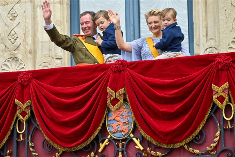 Ein Moment, auf den viele gewartet haben: Das neue großherzogliche Ehepaar winkt...